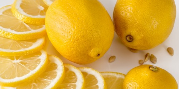 нарязани лимони до леглото