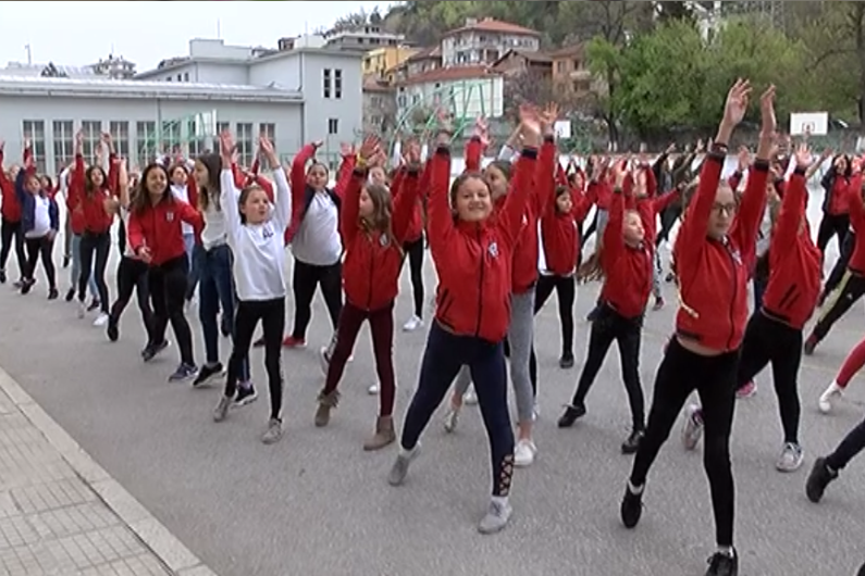 Учител от Асеновград връща забравена традиция: Сутрешната гимнастика преди часовете