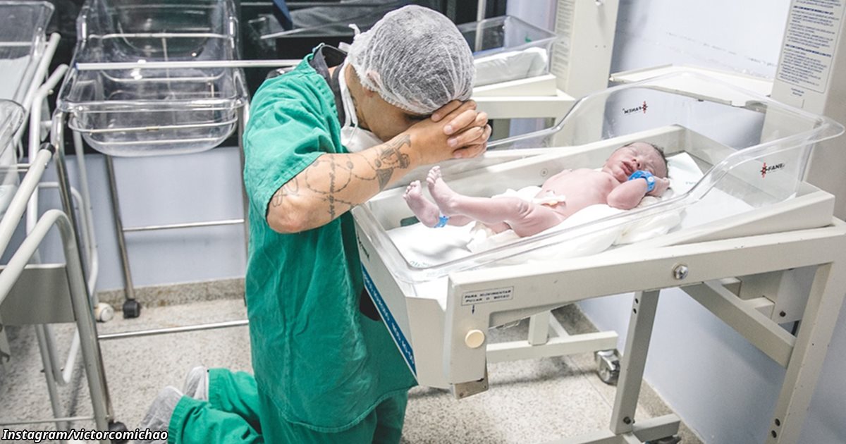 Снимка на баща който се моли над новороденото си бебе стана вирусна