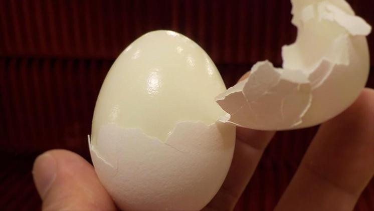 Как да сварим яйцата така че черупката буквално да пада от яйцето