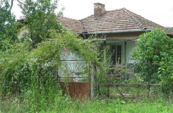 Истории от Северозападна България: Когато почина баба къщата опустя и умря