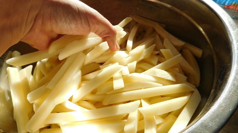 Пържени картофки в микровълнова – 1 лъжичка масло и вкуса им по нищо не отстъпва на традиционно изпържените