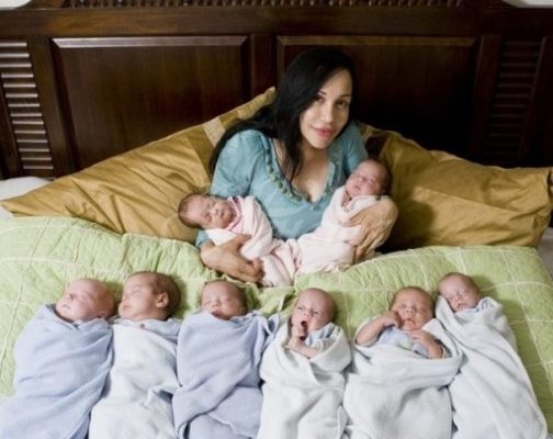През 2009 г. светът беше разтърсен от новината за много рядка бременност – жена роди осем Близнаци. Ето как живеят сега
