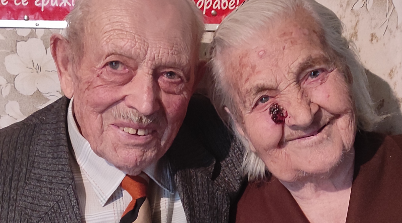 Рада и Стефан Гаравалови вдигнали сватба преди 76 г. още са заедно и копаят в градината