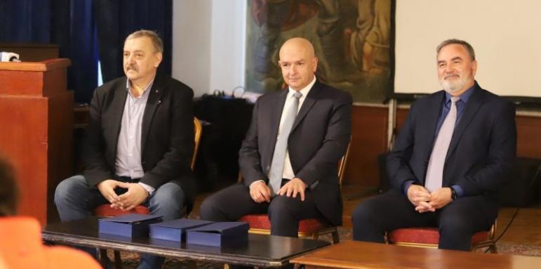 Наградиха Мутафчийски Кунчев и Кантарджиев. Те в един глас: Ваксинацията не трябва да спира!
